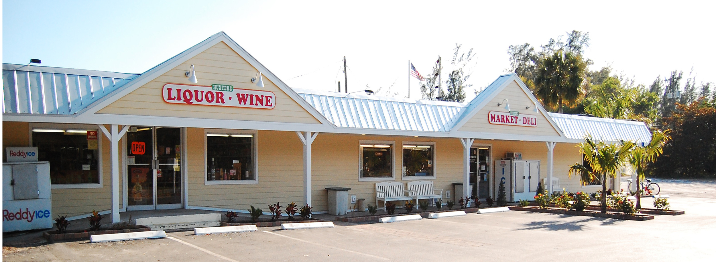 Huxters Market, Deli & Liquors